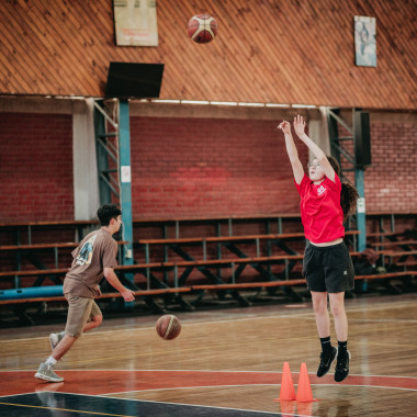 Partido de basquetbol en el gimnasio USACH
