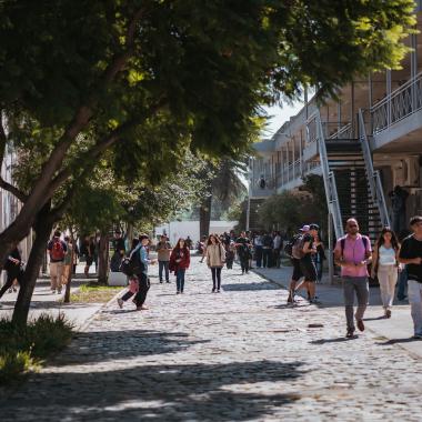 Estudiantes caminando por el edificio antiguo de la Facultad de Administración y Economía ( FAE )