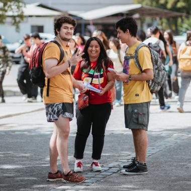 Estudiantes en el campus universitario