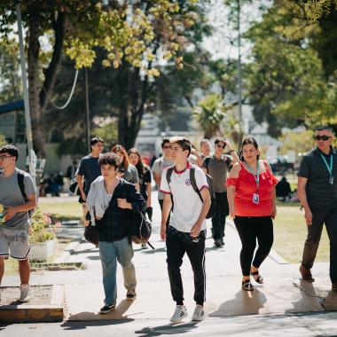 Estudiantes en el campus universitario