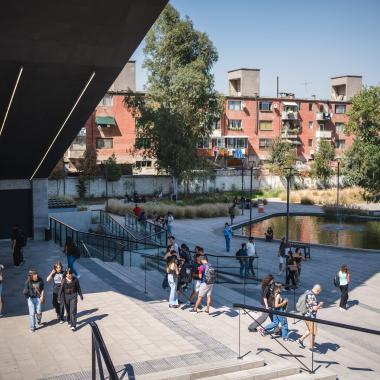 Estudiantes en las afueras del edificio nuevo de la FAE