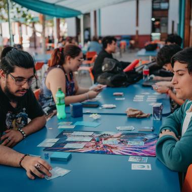 Estudiantes en un duelo de cartas Digimon