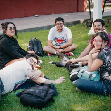 Estudiantes reunidos en el pasto