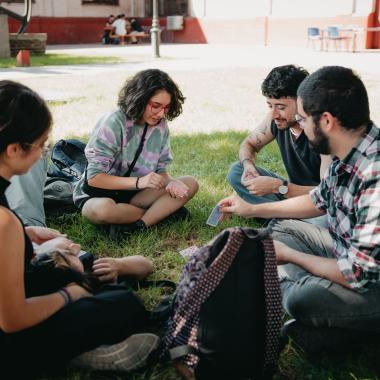 Estudiantes jugando cartas tradicionales