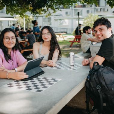 Estudiantes reunidos en el patio que se encuentra detras de biblioteca central