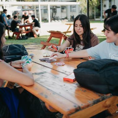 Estudiantes jugando uno