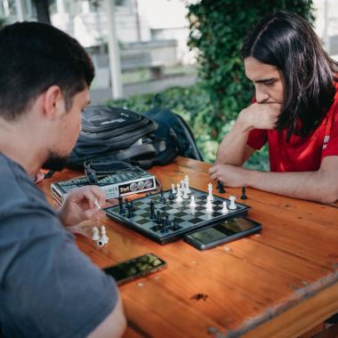 Estudiantes jugando ajedres