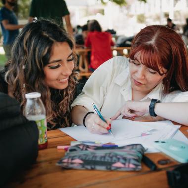 Estudiantes revisando apuntes