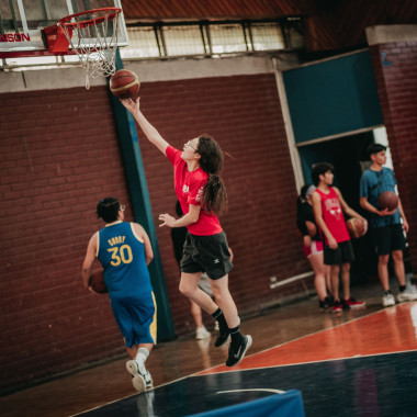 Participante encestando