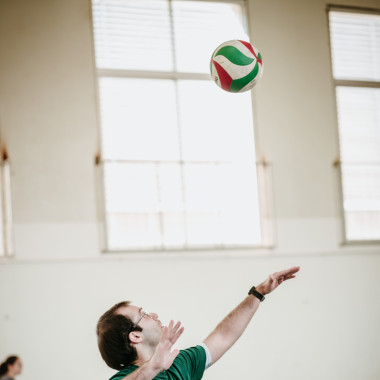 Saque de uno de los equipos