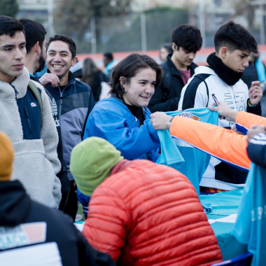 Entrega de polera a participantes