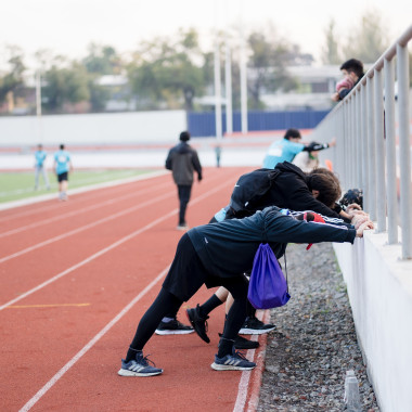 Competidores estirando