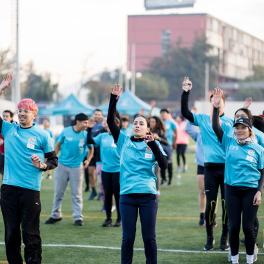 competidores realizando calentamiento previo a la corrida.