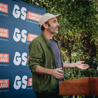 Participante dando un discurso referente a la inauguracion