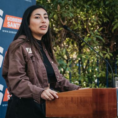 Participante dando un discurso referente a la inauguracion