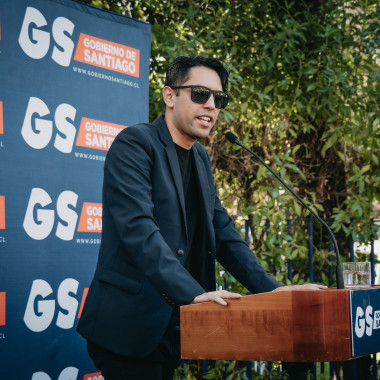 Participante dando un discurso referente a la inauguracion