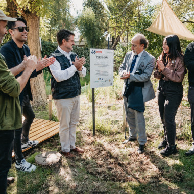 letrero que da la bienvenida al bosque nativo. "Entra a un ecosistema diverso, ecológicamente complejo e interpretativo, a través del cual podrás conocer un poco más sobre la belleza del bosque esclerófilo".