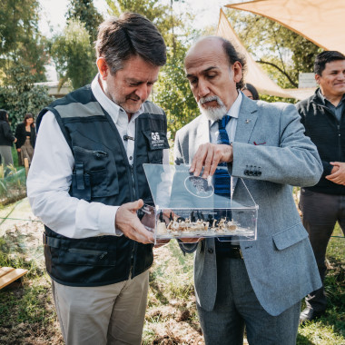 Entrega de recuerdo de la ceremonia de inauguracion.