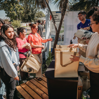 Entrega de kits de arboles nativos y otros regalos