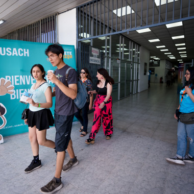 Lugar donde se realizo la feria, donde estan entrando y saliendo los asistentes