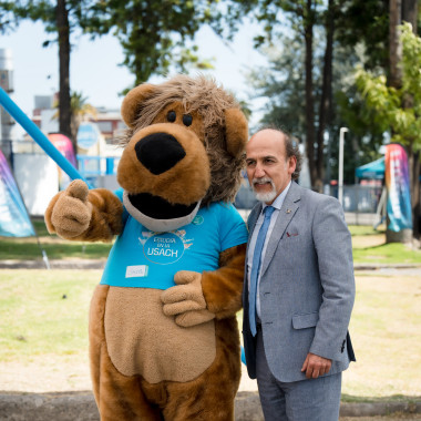 Cachorro junto a Rector Rodrigo Vidal