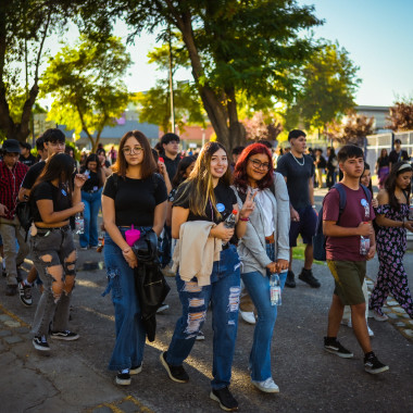 Estudiantes en el campus universitario