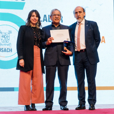 Entrega de premios a quienes han trabajado en la universidad