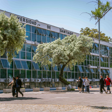 Foto de estudiantes en el campus.