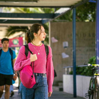 Foto de estudiantes en el campus.