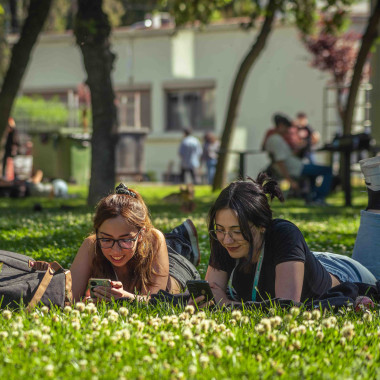 Foto de estudiantes en el campus.