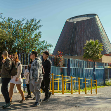 Foto de estudiantes en el campus.