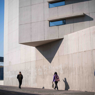 Foto de estudiantes en el campus.