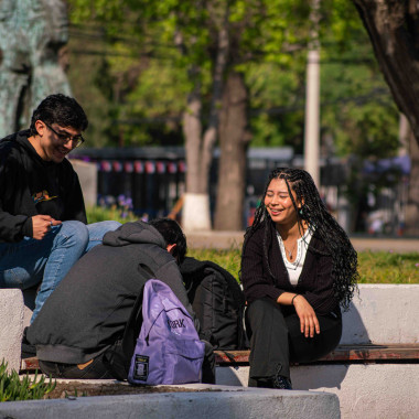 Foto de estudiantes en el campus.