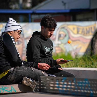 Foto de estudiantes en el campus.