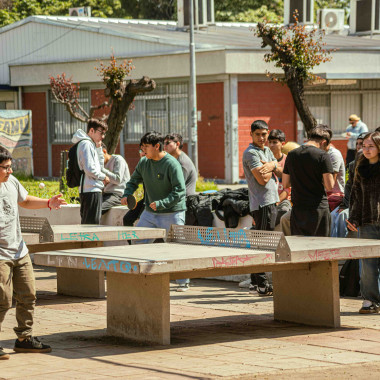 Foto de estudiantes en el campus.