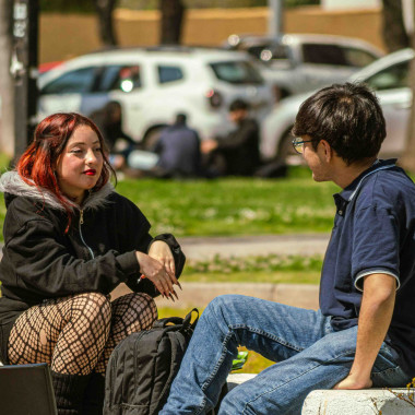 Foto de estudiantes en el campus.