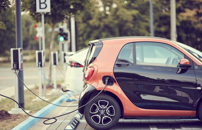 Auto eléctrico cargándose