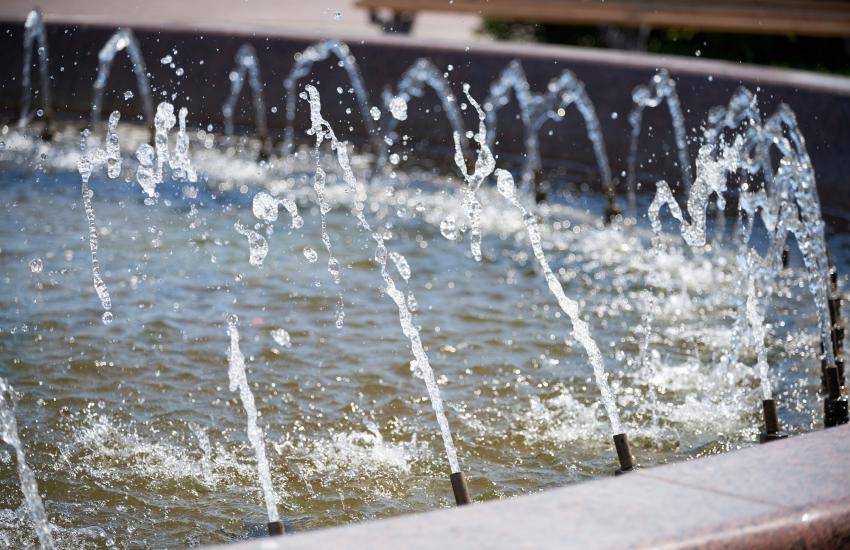 El agua salpicando la fuente.