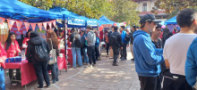 Asistentes recorren la feria de salud.