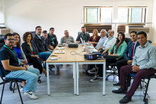 Integrantes del Comité sentados en una mesa.