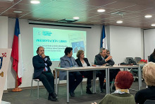 Académicos en la testera para el lanzamiento del libro.