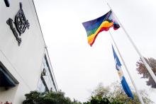 Bandera de la diversidad izada en la Universidad de Santiago de Chile.