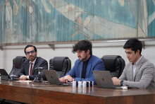 Autoridades en el Salón de Honor mientras se celebra la ceremonia.