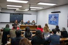 Público escuchando la exposición del panel.