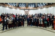 Invitados al Salón de Honor posan saludando frente a la cámara 