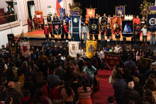 Estudiantes con estandartes de sus colegios en el Aula Magna