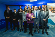 Personas participantes en Simin posan frente a la cámara en foto grupal