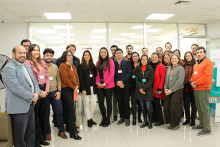 Representantes de instituciones educativas posan frente a la cámara