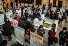 Asistentes a feria de prototipos de la Facultad de Ingeniería