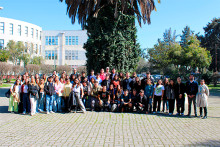 Estudiantes internacionales posan en cámara frente la edificio VIME